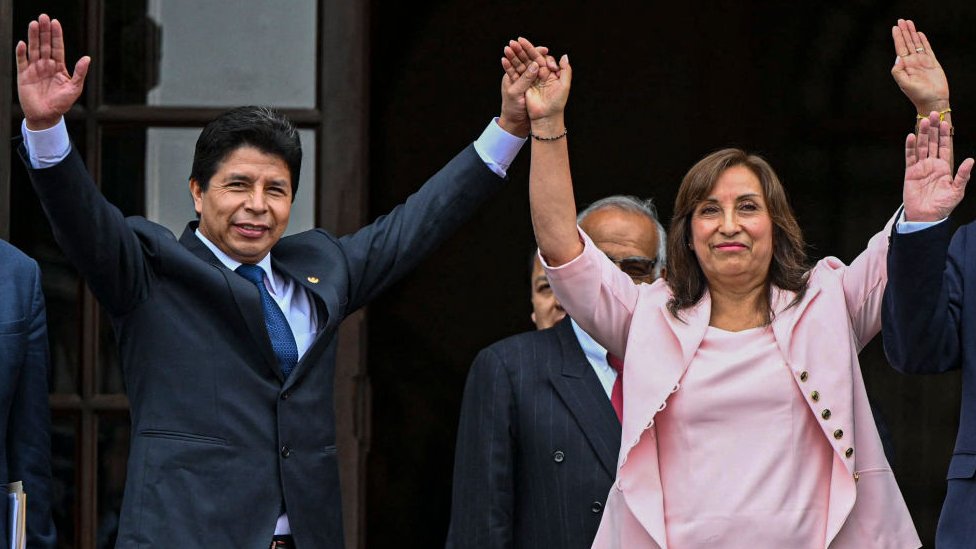 Pedro Castillo y Dina Boluarte después de una reunión con una misión de la OEA en el Palacio de Gobierno en Lima el 21 de noviembre de 2022.