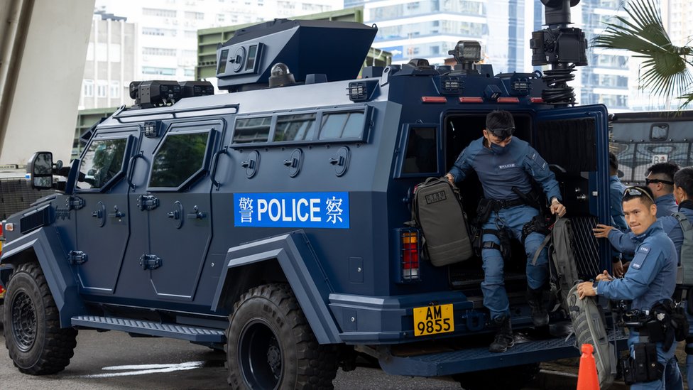 香港警方出動裝甲車在法庭外戒備