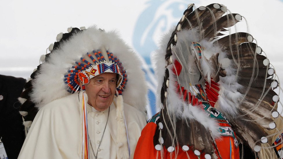 El papa Francisco con un tocado indígena canadiense