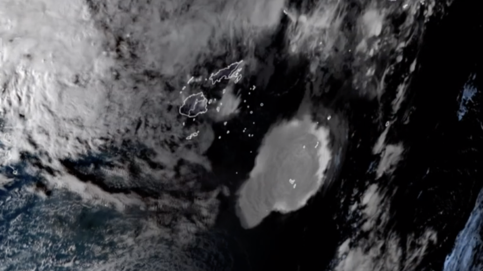 Imagens de satélite capturam momento em que vulcão submarino gigante entra em erupção