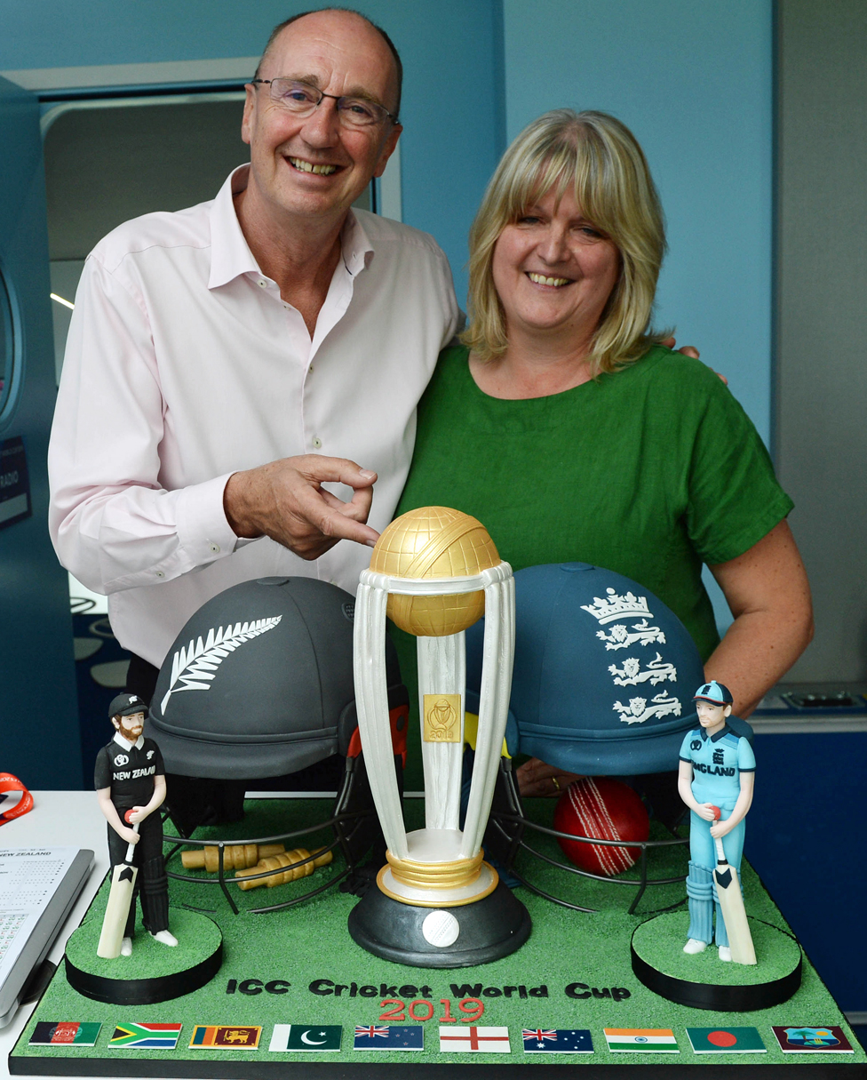 Джонатан Агнью, Джули Браунли с тортом Кубка мира по крикету