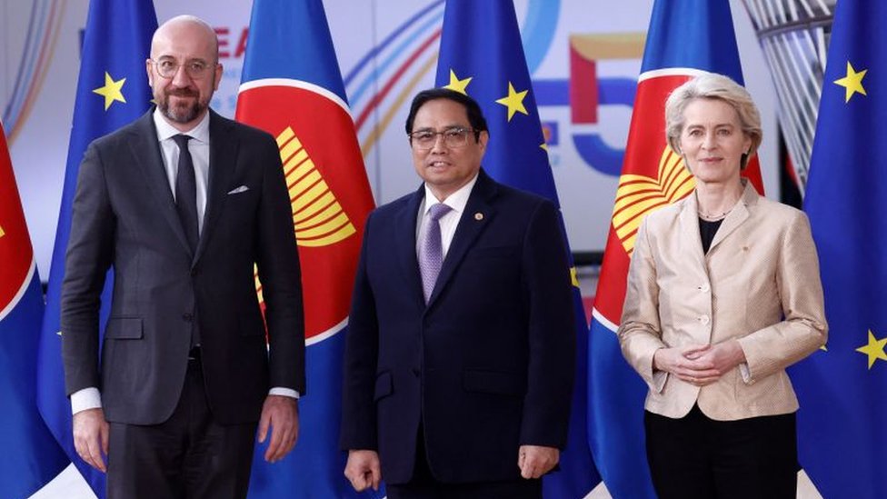 El presidente del Consejo Europeo, Charles Michel, junto al primer ministro de Vietnam, Phạm Minh Ch&iacute;nh, y la presidenta de la Comisi&oacute;n Europea, Ursula von der Leyen.