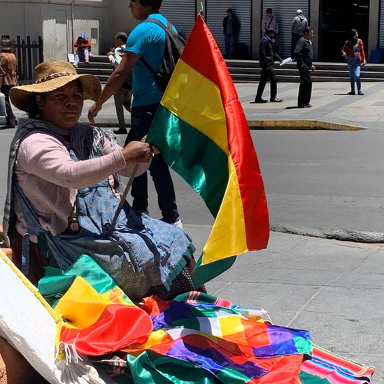 Este miércoles fue un buen día para vender banderas de Bolivia en las calles de La Paz.