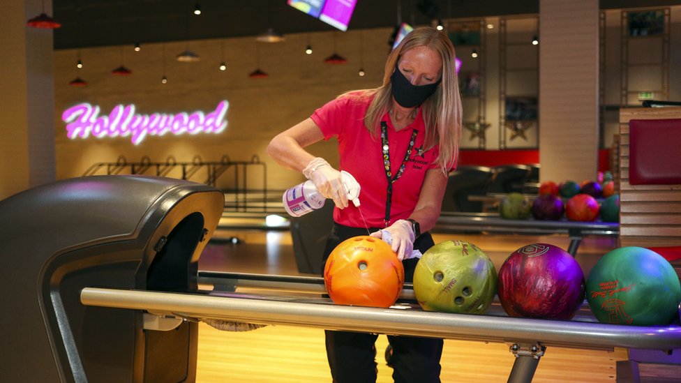 Женщина распыляет шар для боулинга в Hollywood Bowl