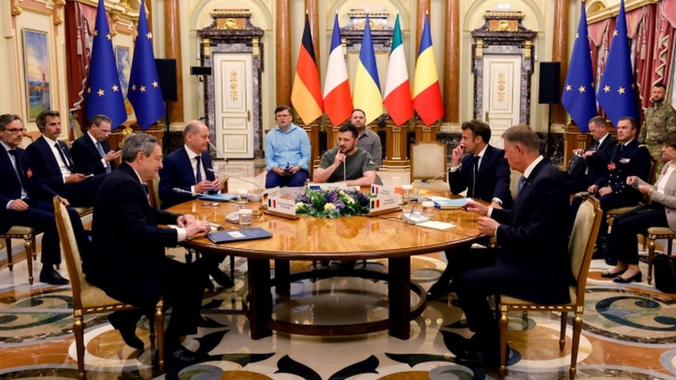 From left to right at the table: Italian PM Mario Draghi, German Chancellor Olaf Scholz, Ukraine's Volodymyr Zelensky, France's Emmanuel Macron and Romanian President Klaus Iohannis. Photo: 16 June 2022