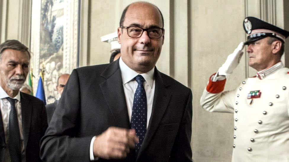Никола Зингаретти из левоцентристской Демократической партии (ДП) покидает встречу с президентом Италии Серджио Маттареллой