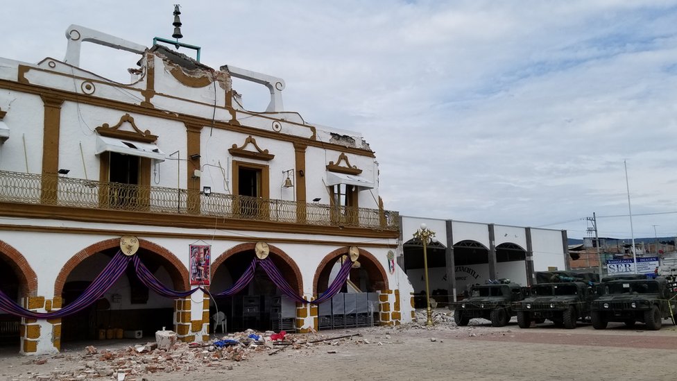 El ayuntamiento de Jojutla está en peligro de desplomarse y fue acordonado por la policía. Ayuntamiento de Jojutla