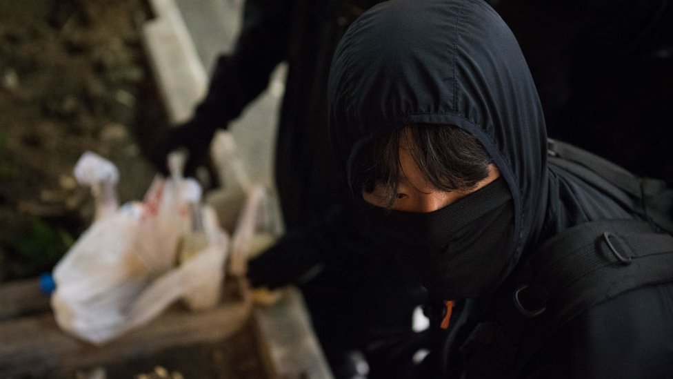 Manifestantes preparando cócteles molotov. Manifestantes preparando cócteles molotov.