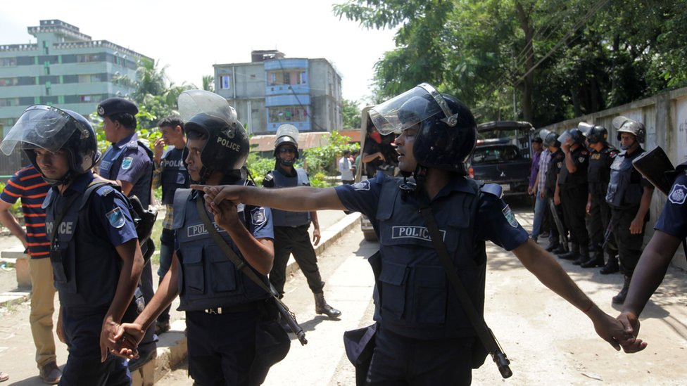 Полиция Бангладеш охраняет место операции по штурму укрытия боевиков в Нараянгандже, примерно в 25 км к югу от Дакки, 27 августа 2016 г.