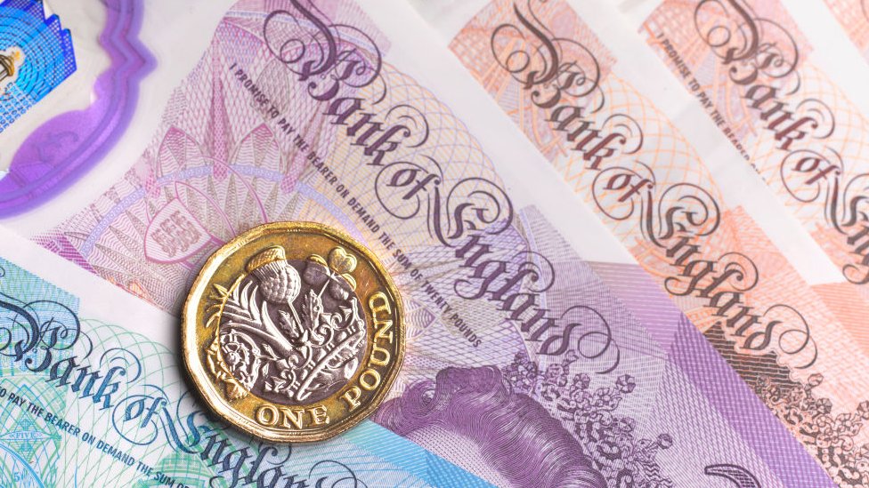 Монета фунта и банкноты Великобритании