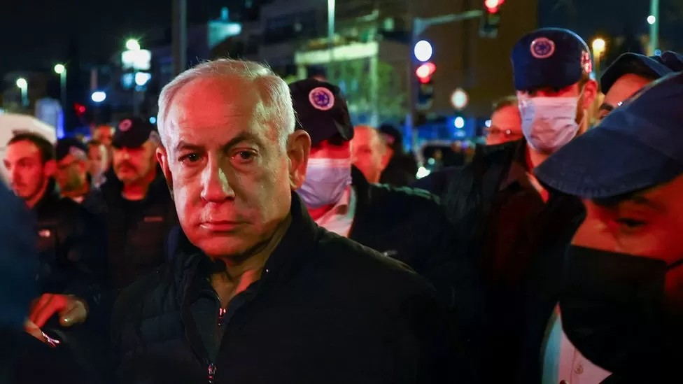 El primer ministro israelí, Benjamin Netanyahu, visitó el lugar donde ocurrió el ataque del viernes.