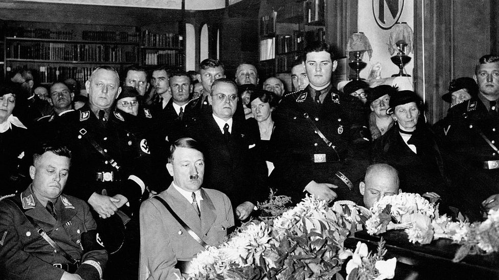 Adolf Hitler en el funeral de Elisabeth Nietzsche.