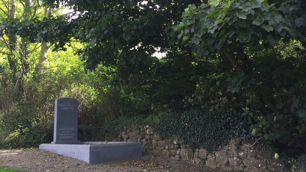 Мемориал Симуса Хини находится в углу кладбища, примыкающего к приходской церкви Святой Марии в Беллахи