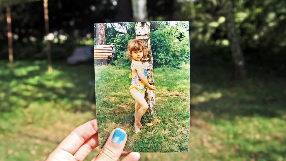 ¿De qué te acuerdas? ¿Alguna vacación? ¿Un cumpleaños? Foto del pasado superpuesta sobre el mismo paisaje