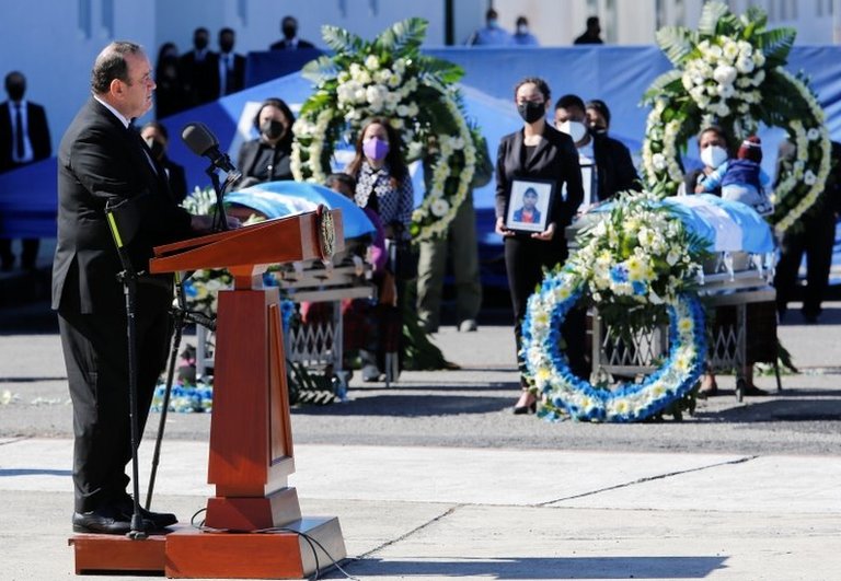 El presidente de Guatemala, Alejandro Giammattei, en una ceremonia en el aeropuerto de Ciudad de Guatemala, para recibir a las víctimas de los asesinatos en Tamaulipas México, marzo 12 de 2021
