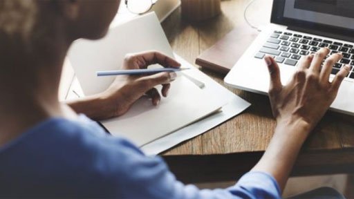 Sólo el 20% de los puestos técnicos en Google son ocupados por mujeres. Mujer frente a una computadora portátil
