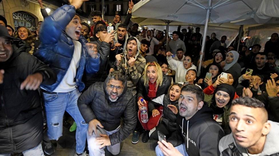 Hinchas de Marruecos miraron el partido en grandes pantallas instaladas en la calle en Barcelona.