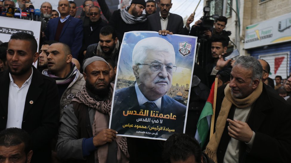رجال يحملون صورة الرئيس الفلسطيني