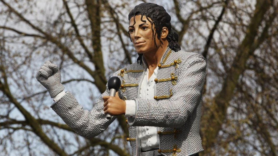 Estatua de Michael Jackson