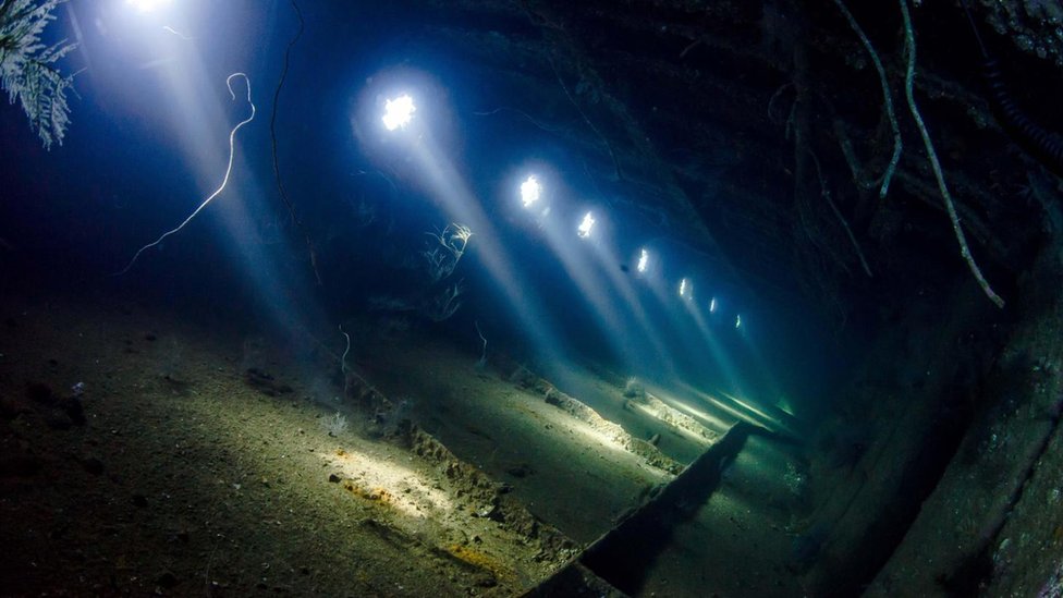 Restos del buque Giannis D cerca de Egipto. "Un sitio en el que penetra la luz a través de perforaciones es un fondo muy atractivo para las fotos", según Nyberg. Foto: Anders Nyberg Haces de luz penetran a través de agujeros en los restos del buque Giannis D Foto: Anders Nyberg