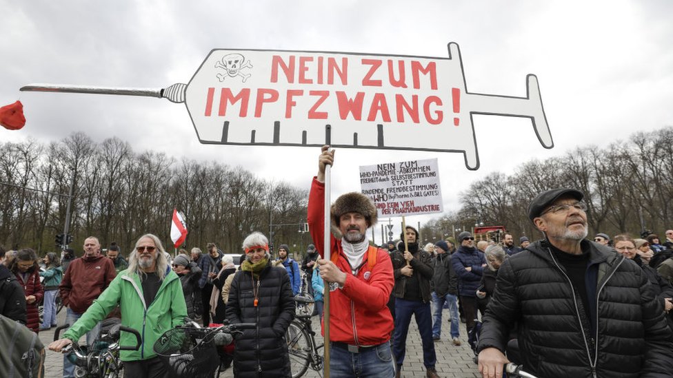 Manifestantes antivacina em Berlim, 7 de abril de 2022.