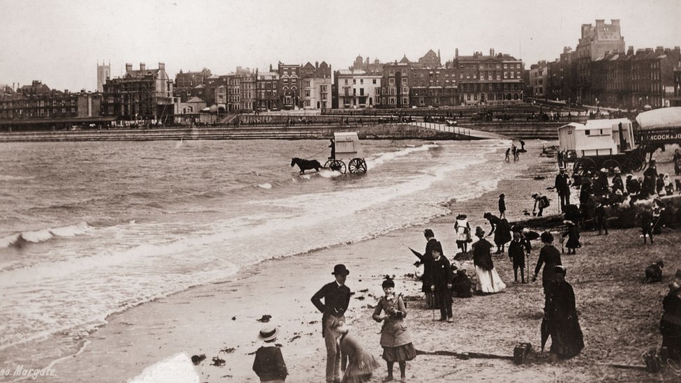 Путешественники в викторианском стиле на пляже в Маргейте