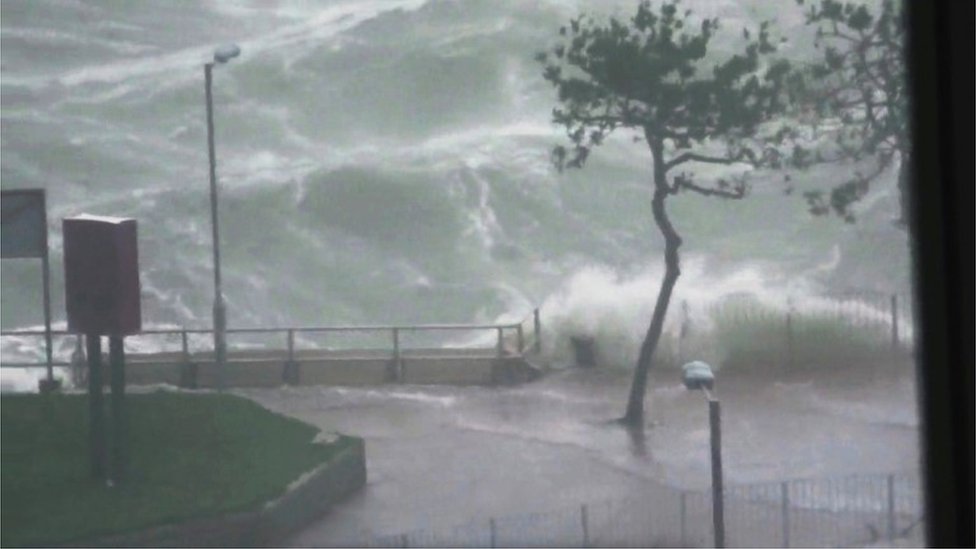 وصل ارتفاع الامواج الى 3.5 مترا في هونغ كونغ