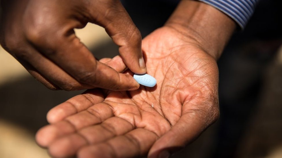 Persona sosteniendo una pastilla preventiva contra el VIH.