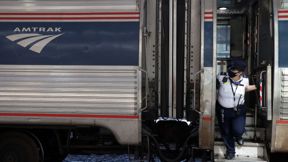 Un conductor prepara un tren de Amtrak para salir de Union Station el 3 de septiembre de 2021 en Washington, DC