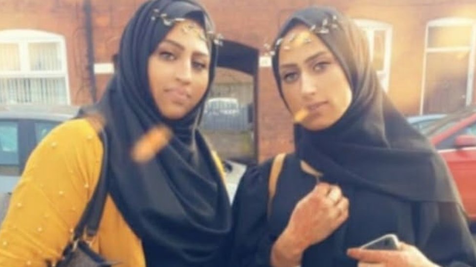 قسيمة (يمين الصورة) وشقيقتها أريما