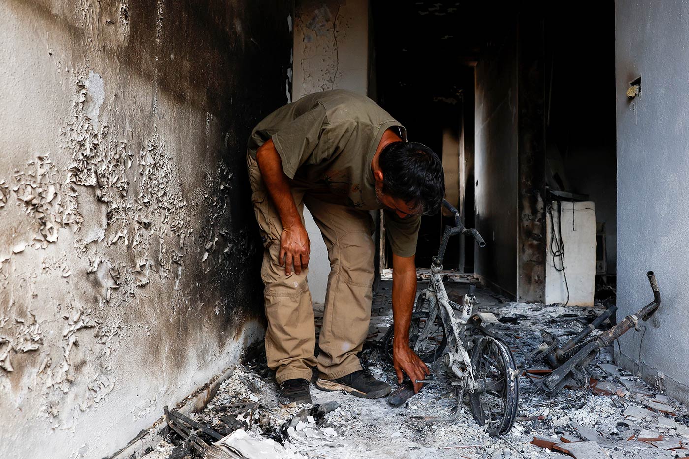 A man inspects the remains of his house, burnt by the Tijarafe forest fire, on the Canary Island of La Palma - 17 July 2023