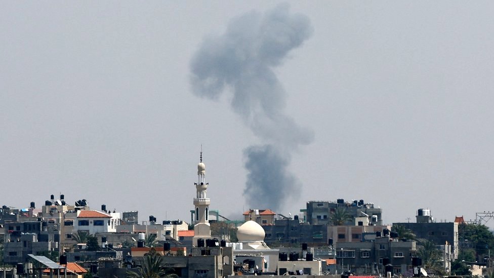 Smoke rises after an Israeli air strike in Gaza (10 May 2023)