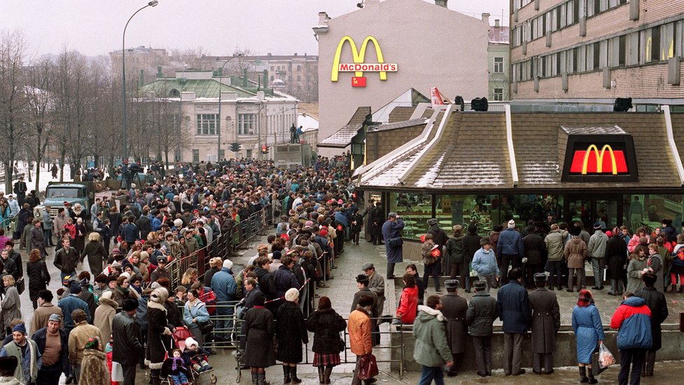 Filas do lado de fora do McDonald's em Moscou em 1990