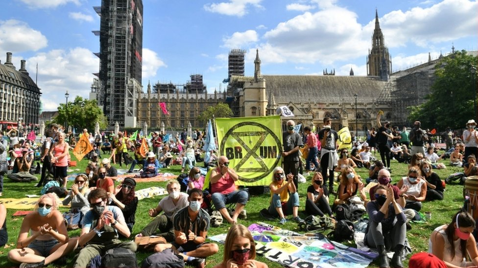 Протестующие собрались в Вестминстере, чтобы призвать правительство подготовиться к «климатическому кризису».