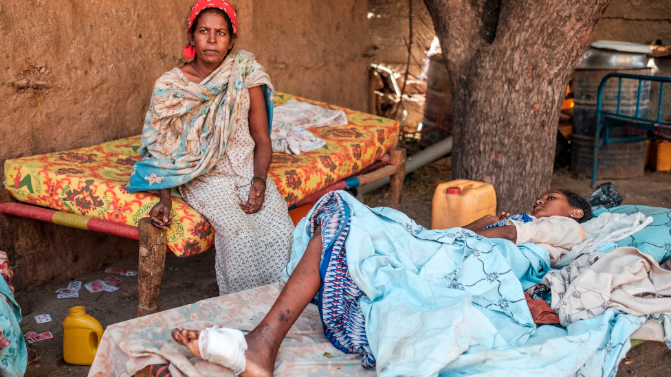 Мать ухаживает за своей дочерью, раненой в результате обстрела Хумеры, Эфиопия - 22 ноября 2020 года