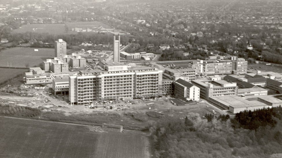 Аэрофотоснимок больницы в 1972 году, когда была завершена II очередь строительства