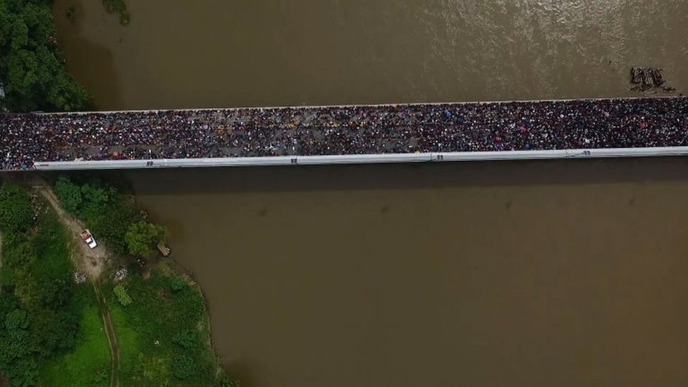 Los migrantes abarrotaron el puente que sirve de paso fronterizo.