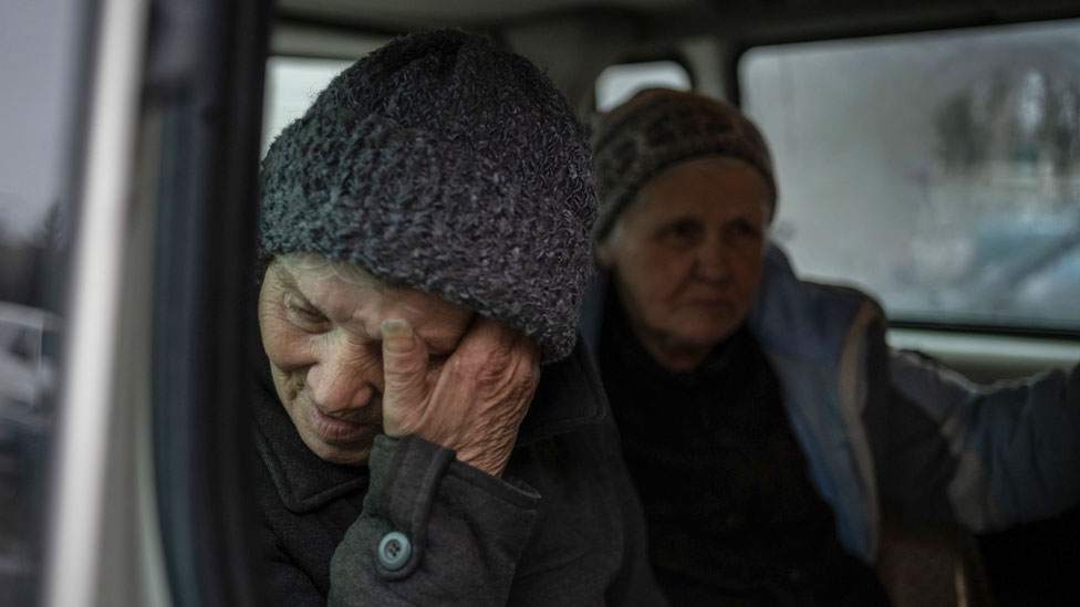 شوهد شخص مسن داخل شاحنة تم إجلاؤه أثناء عملية إخلاء في بلدة بتروبافليفكا، مع استمرار التنقل العسكري منذ بدأ الحرب في مدينة كوبيانسك2023