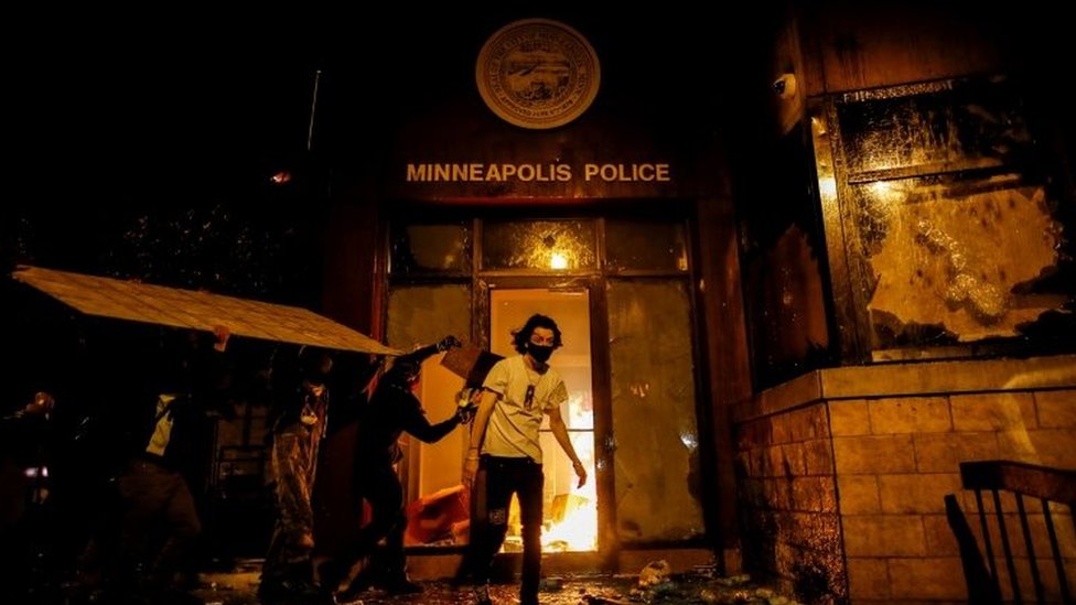 متظاهرون يضرمون النار في مقر شرطة مينيابوليس
