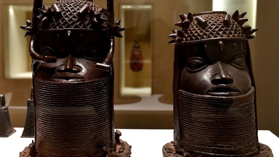 Головы королевских предков, искусство Королевства Бенин конца 18 века экспонируются 18 мая 2018 года в Музее Жака Ширака на набережной Бранли в Париже