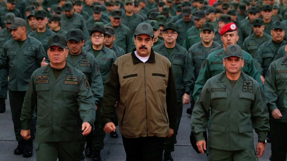 Maduro y militares en una base militar de Caracas.