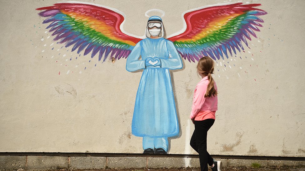 Mural de un médico con alas.