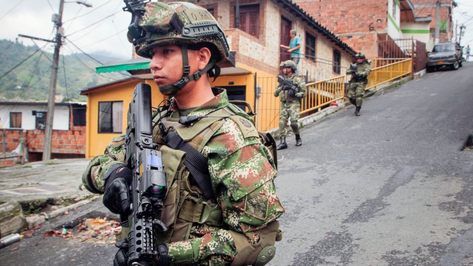 Un soldado colombiano durante un operativo de seguridad.