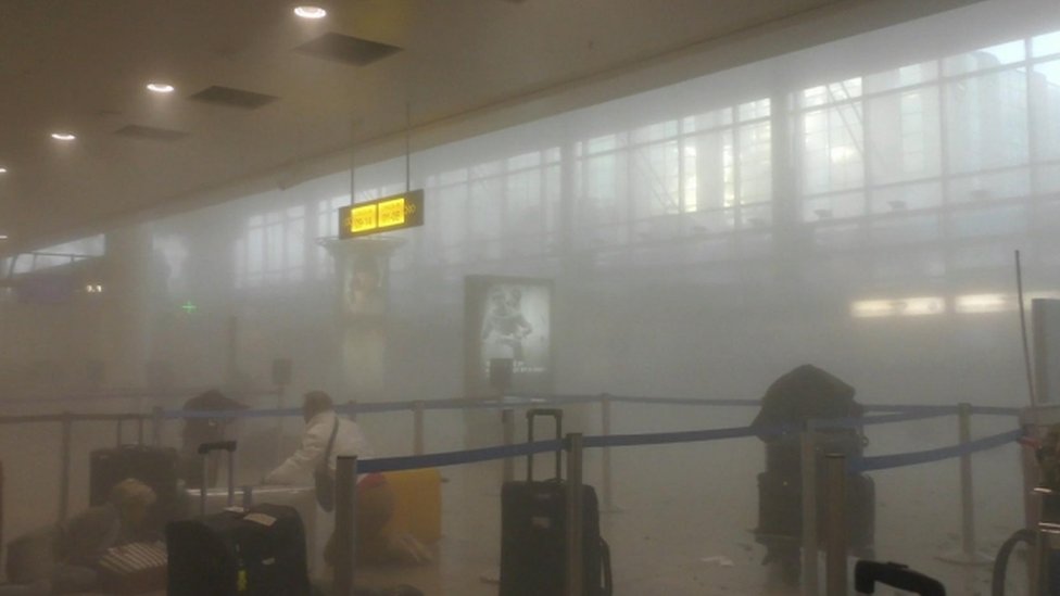 Дым заполняет аэропорт Брюсселя после нападений террористов-смертников