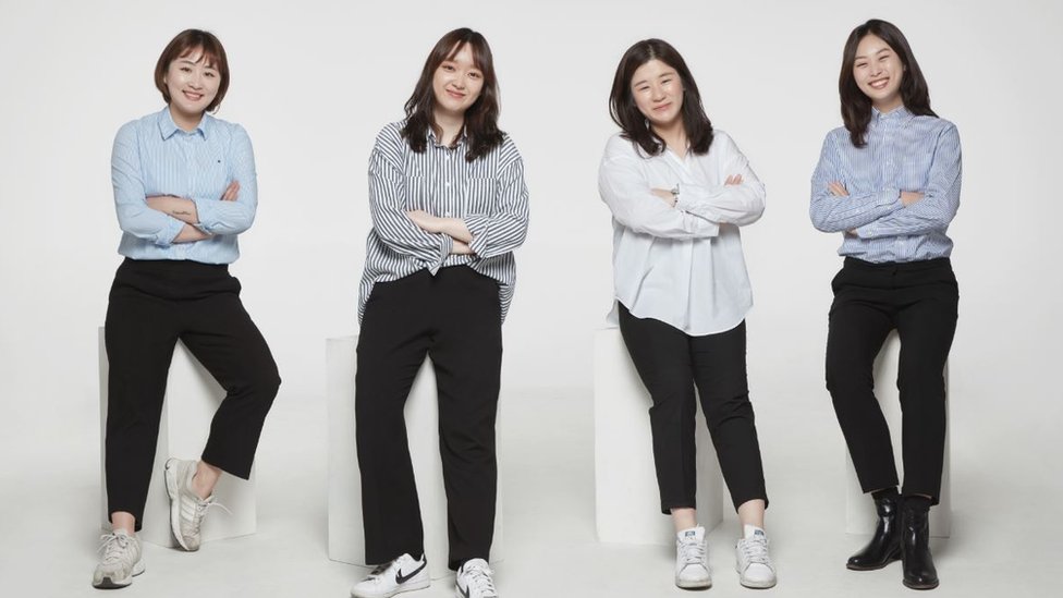Четыре женщины из команды Ease & More позируют на табуретах на рекламном изображении