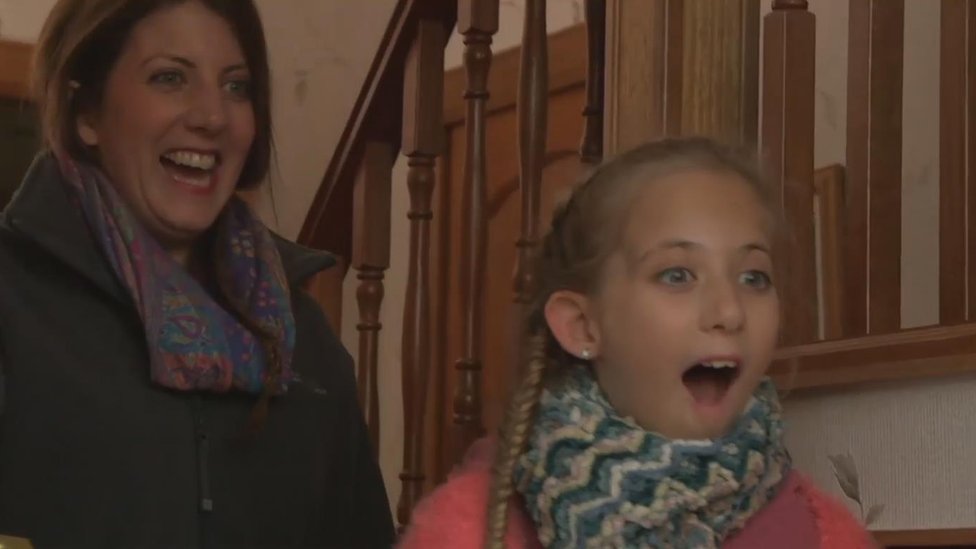 Lucy no se imaginaba la sorpresa que le tenía preparada su madre: un safari nocturno en privado con su admirada zoóloga Miranda Krestovnikoff. Lucy con su madre