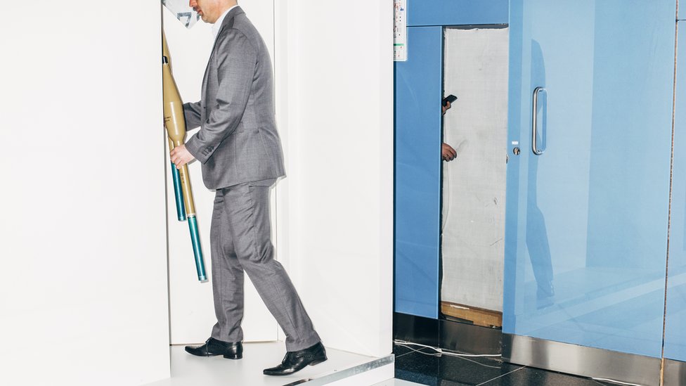 Un hombre de negocios guarda un par de lanzagranadas antitanque en la Exposición y Conferencia de Defensa Internacional (IDEX) en Abu Dhabi (Emiratos Árabes Unidos), el 18 de febrero de 2019. Un hombre de negocios guarda un par de lanzagranadas antitanque en la Exposición y Conferencia de Defensa Internacional (IDEX) en Abu Dhabi (Emiratos Árabes Unidos), el 18 de febrero de 2019.