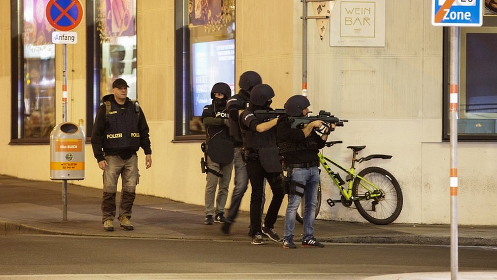 Полицейские направляют свое оружие на углу улицы после перестрелки в Вене, Австрия 2 ноября 202 г.