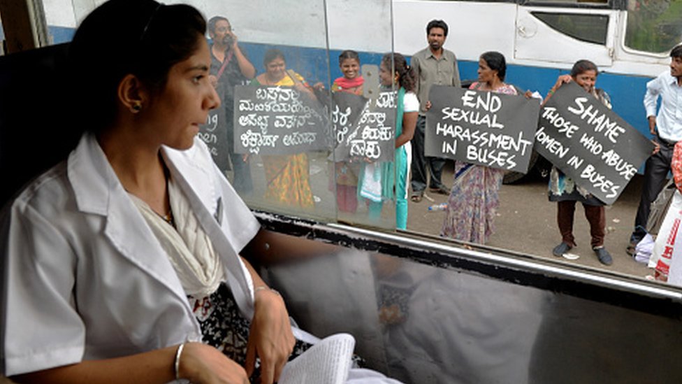 وقفة احتجاجية ضد التحرش بالنساء في الحافلات بالهند.