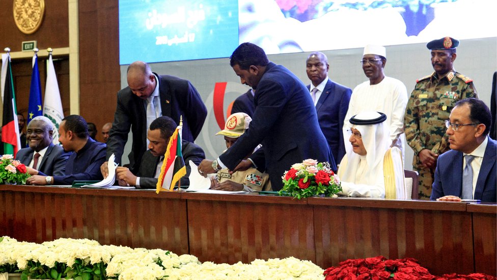 الانقلاب في السودان: ما هي الوثيقة الدستورية الحاوية على أسس الانتقال إلى الحكم المدني التي علق البرهان العمل بها 4 جاء الاتفاق بعد مفاوضات مضنية بين ممثلي المعارضة والمجلس العسكري برعاية الاتحاد الأفريقي